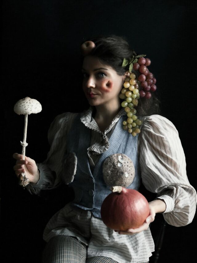 Cześć, jestem Emilia. Moja przygoda z fotografią zaczęła się od zdjęć jedzenia, owoców, warzyw i martwej natury. To właśnie fotografia wciągnęła mnie w kreatywny świat, w którym eksperymentuję z kadrami, światłem i kolorami. Lubie poedytować w photoshopie, ale ostatnio ciągnie mnie w stronę bardziej naturalnych kadrów (jak widać na załączonym obrazku 🤣). Poza tym maluje, rysuję, joguję i trenuję pływanie 🐒
Lubię styl vintage, stare przedmioty i lumpeksy. Czasem tworzę autoportrety, tutaj inspiracja Arcimboldo🍇🍒🍑🍓🍋‍🟩Nigdy nie sądziłam, że sfotografuję siebie w staniku z grzybów, ale właśnie takie pomysły sprawiają, że fotografia nie przestaje mnie bawić. 🍄‍🟫🍄‍🟫🥲
 Autoportret, jesień, grzyby, warzywa, martwa natura, Arcimboldo 

#fotografia #fotografiakulinarna #autoportret #martwanatura #vintage #arcimboldo #creativelife #foodphotography #portraitphotography #artphotography #fotowyzwanie01 #portret #kobiecafotoszkoła_kfs
@kobiecafotoszkola