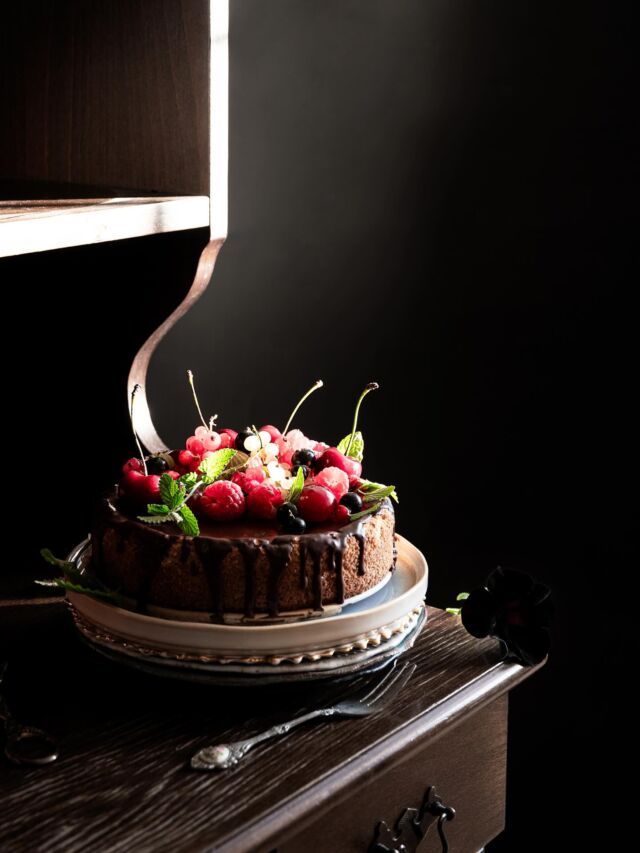 Psst 🤫W ciemności dojrzewają słodkie sekrety. W chłodzie piwnic śpią słoiki pełne przetworów, aromatyczne powidła. To tam, w ukryciu, rodzi się i dojrzewa słodycz lata. 🍒🍇🍎
Dzień 2 Foto Wyzwania @kobiecafotoszkola

fotografia kulinarna, wegańskie desery, ciasto z owocami. 
#fotowyzwanie02 #darkfoodphotography #vegandessert #slowfoodstory #foodpoet #slowfoodstory #seasonalfruits #foodstylingmagic #weganskie #weganskieprzepisy #cojedzaweganie