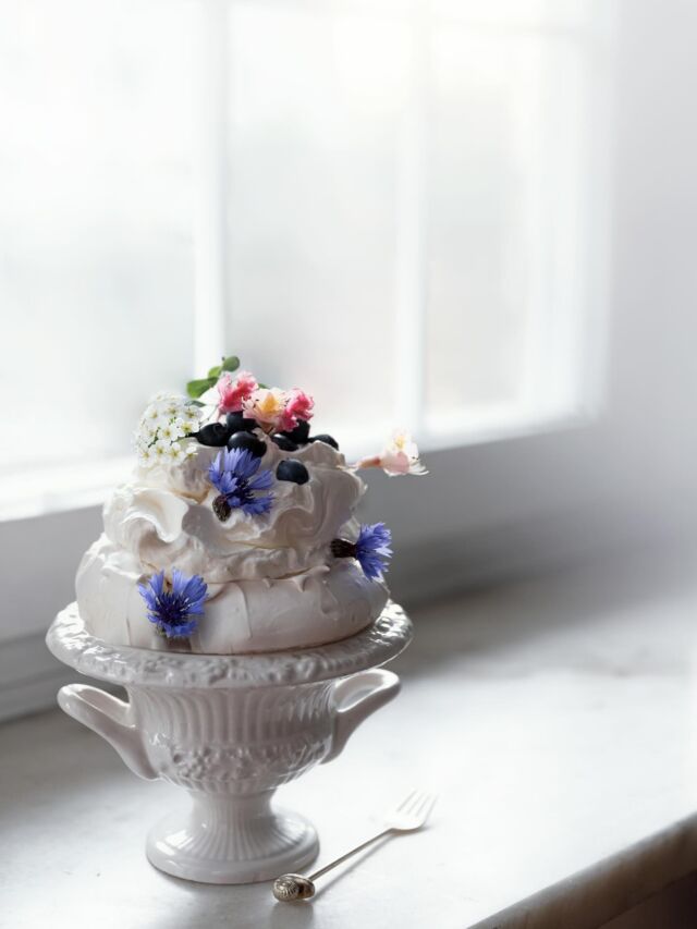 🙋‍♀️Wegańska baza nie jest prosta.
Czasem się kruszy, czasem opada, czasem wymaga kilku podejść. Kiedy w końcu wychodzi  jest delikatna i lekka jak obłok.☁️☁️☁️
Przestrzeń, 5 dzień wyzwania @kobiecafotoszkola
#fotowyzwanie05 #veganpavlova #plantbaseddessert #vegandessert #veganbaking #beautifulcuisines #still_life_gallery #foodart #feedfeedvegan #hautecuisines #lifeandthyme #foodstyling #foodphotography #deliciouslyvegan #plantbasedmagic #etherealeats #dessertphotography #vegansweets #weganskieprzepisy #weganizm #weganskabeza #bezapavlova