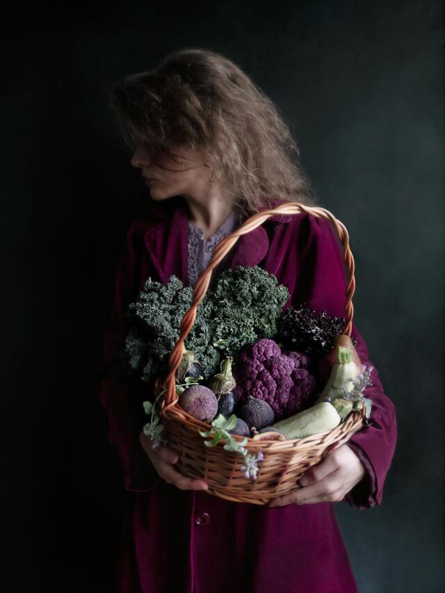 👋🏻Cisza, światło, kosz pełen jesieni.
Warzywna paleta barw i trochę codziennej magii.🍂✨

Jesień, jesiennie, warzywa i owoce, jesienny nastrój 

#jesieniara #autumnvibes #jesiennemomenty #warzywa  #jesieńwpełni #jesiennekolory #quietmoments #jesienneświatło #jesiennydzień #slowdays #fallcolors #kosz#jarmuż #jesienwkuchni #jesiennyklimat #jesienneklimaty #figi #vegetablestilllife #kalafior #autumnishere #obiektywnajesień #foodphotography #jesiennystory #nastrojowo #cozyseason #jesiennie #moodytones #everydaymagic #jesiennezdjęcia #artofslowliving