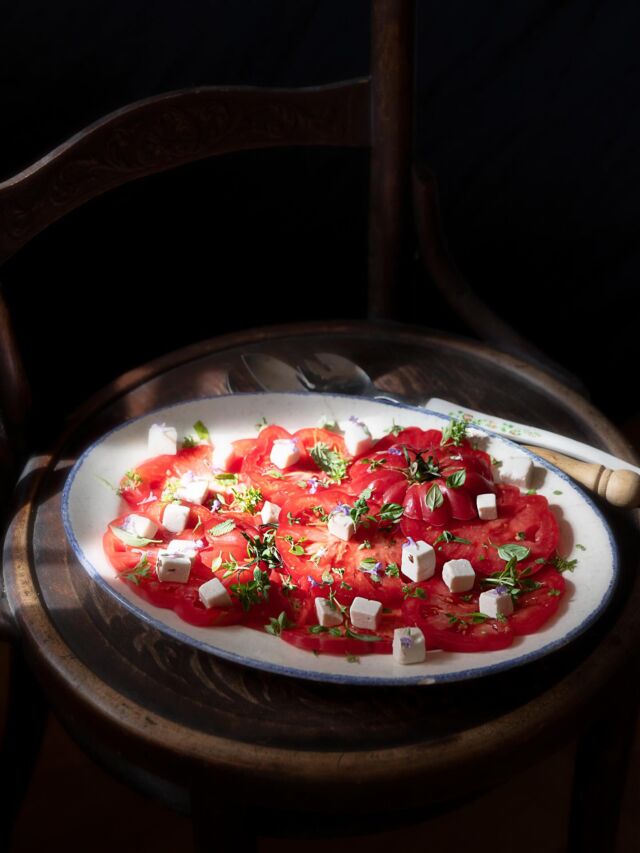 🤫Czerwone, ciche i ciepłe sierpniowe popołudnie. 
Proste rzeczy, które nie potrzebują niczego więcej ♥️♥️♥️

Wspomnienie 🍅 nostalgia 🍅 słońce 🍅 pomidory 🍅 nastrojowo 

#prosto #prostoismacznie #prostoizdrowo #weganskie #weganizm #czerwony_fotowtorek_2025 #veganfood #plantbased #simplefood #foodphotography #lightandshadow #seasonalfood #minimalfood #foodstyling #pomidory  @kobiecafotoszkola #zdrowoismacznie #rustykalnie #drewnowdomu #lekko #lekkiejedzenie #natalerzu #namoimstole #chwiladlasiebie #ciszaispokój #pomidorowelove #salatka #lunch🍴