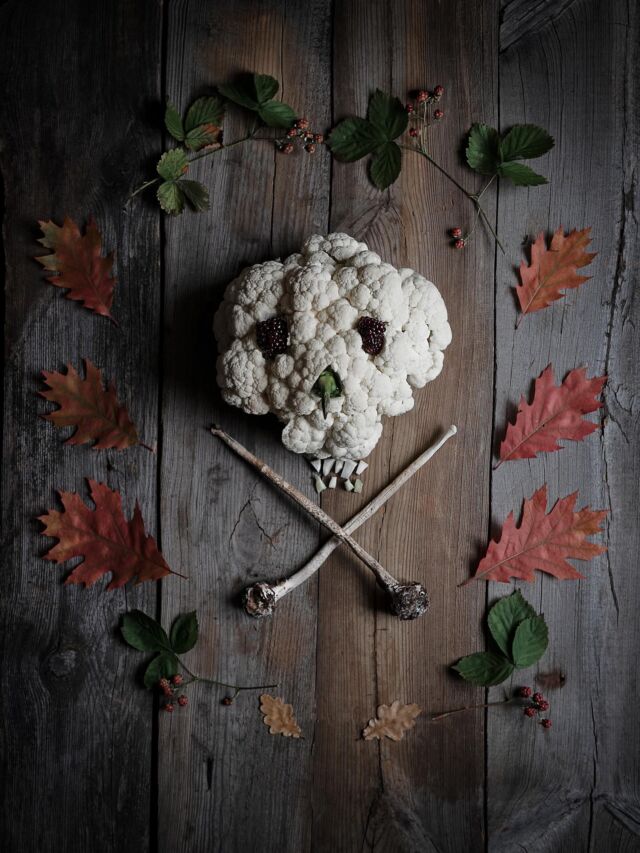 Nawiedzona martwa natura prosto z warzywniaka. Jesień w nastroju noir, gdzie liście szeleszczą, a kalafior śni o Halloween. Czy ktoś nas obserwuje? 👀 

Halloween ☠️ jesień 🍁martwa natura 🥦🦴

#spookystilllife #halloweenvibes #jesien #veggieart #moodyaesthetic #jesiennyklimat #halloween2025 #spookyseason #scaryart #halloweenart #halloween🎃👻 #halloweenhomedecor #halloweekend #spookyvibes #strachsiębać #czaszka💀 #monsterseason #octoberphotoaday #october🍁 #scarystory #nobones #autumnalcolours #jesienneklimaty #jesieniara #jesiennie