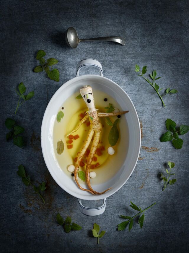 Zupa dnia: egzystencjalny bulion 🍲🤯 Czasem wystarcza jedna pietruszka, żeby przypomnieć sobie o kruchości istnienia. Trochę groteski, trochę teatru i absurdu.
🎃🎃🎃🎃
Inspiracja ilustracjami Emilii Dziubak z książki „Horror”, w której nawet warzywa mają duszę i przeczucie własnego losu 🥰😍

🧟🧟🧟🧟

#halloween2025🎃👻🕷️ #halloween2025🎃👻🕷️🦇 #spookycute #rosół #strachynalachy #halloweenislife #halloweekend #spookytreats #halloweenideas #horror #horrorislife #happyhalloween🎃👻 #spookyfood #halloweenfood #creepyartwork #timburtonstyle #timburtonart #strachmawielkieoczy #strachmawielkieoczy #październik2025 #zupadnia #zupa #conaobiad #warzywagórą #bulion #niedzielnyobiad #foodartblog #foodartclick_